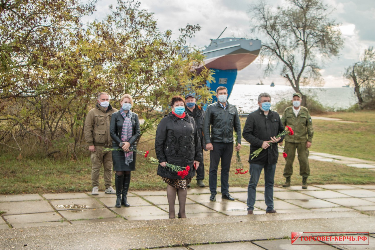 В Героевке возложили цветы к братским могилам в 77-ю годовщину начала  Эльтигенского десанта — Официальный сайт Керченского городского совета